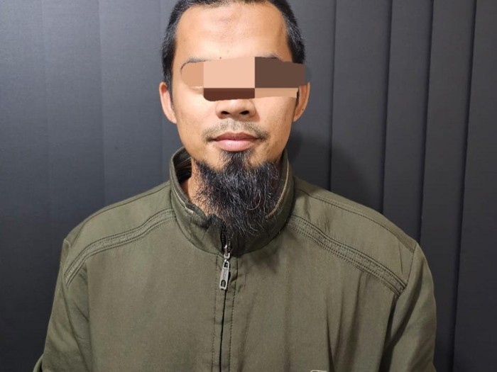AR (39) Pelaku penipuan modus travel umrah saat diamankan polisi.