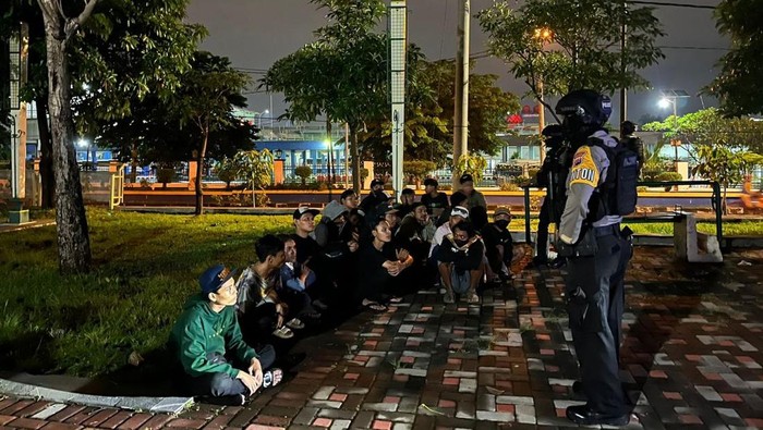 Sejumlah suporter Persebaya saat tertangkap razia pihak kepolisian di Kota Solo, Jumat (10/1/2025).
