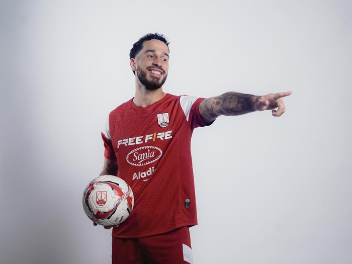 Bek kiri asal Belanda, Jordy Tutuarima, ketika diperkenalkan sebagai pemain baru Persis Solo. Foto diunggah Sabtu (11/1/2025).
