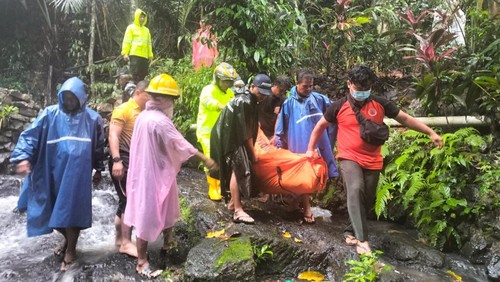 Petugas mengevakuasi jenazah pria yang ditemukan tewas di sungai Tukad Beji Candraditya Grembengan Banjar Denyeh, Peguyangan Kaja, Denpasar, Bali, Sabtu (11/1/2025). (Foto: Dok. Polresta Denpasar)