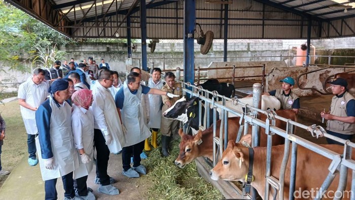 Pj Gubernur Jawa Timur Adhy Karyono melakukan peninjauan di KUD SAE Pujon, Kabupaten Malang.
