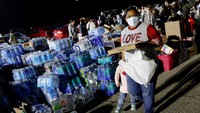 Sebuah kamp tanggap darurat tetap berada di Rose Bowl, tempat para petugas pemadam kebakaran dapat beristirahat di tenda-tenda sebelum kembali memadamkan api. Jeda angin kencang yang memperparah lingkaran kebakaran hutan yang menghancurkan Los Angeles minggu ini membantu para petugas membuat kemajuan dalam mengendalikan kobaran api pada hari Jumat, tetapi hembusan angin kencang dapat kembali terjadi selama akhir pekan, kata para peramal cuaca. REUTERS/Shannon Stapleton