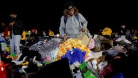 Korban kebakaran hutan dapat mengambil semuanya mulai dari sikat gigi hingga tortilla ayam panas, saat para relawan memilah-milah tumpukan pakaian sumbangan. REUTERS/Shannon Stapleton  