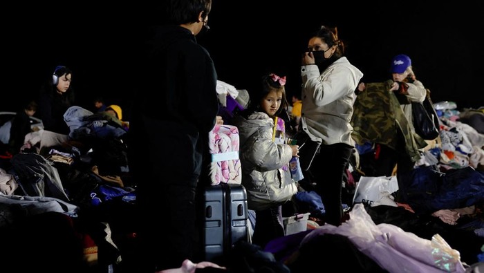 Potret Relawan Bagikan Makanan hingga Pakaian untuk Korban Kebakaran Hutan LA A child looks on as people affected by the Eaton Fire pick up donations with volunteers at the Santa Anita Race Track donation drop-off in Arcadia, California, U.S., January 10, 2025. REUTERS/Shannon Stapleton