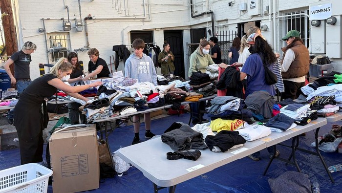 People look through clothing donations, in the aftermath of wildfires, in Los Angeles, California, U.S. January 10, 2025. REUTERS/Lisa Richwine