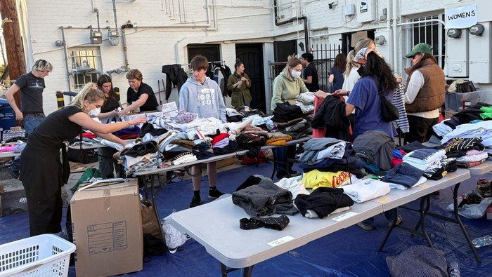 Potret Relawan Bagikan Makanan hingga Pakaian untuk Korban Kebakaran Hutan LA People look through clothing donations, in the aftermath of wildfires, in Los Angeles, California, U.S. January 10, 2025. REUTERS/Lisa Richwine