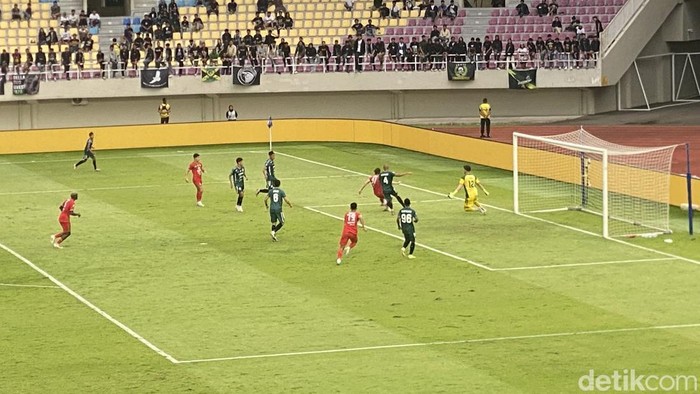 Laga PSS Sleman vs Persebaya di Stadion Manahan, Solo, Sabtu (11/1/2025).