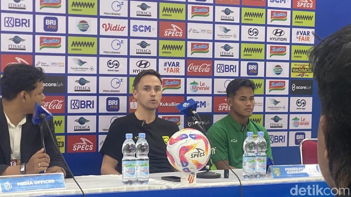 Jumpa pers Persebaya usai dikalahkan PSS Sleman di Stadion Manahan, Solo, Sabtu (11/1/2025).