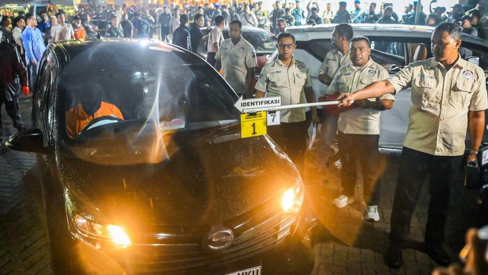 Tersangka memperagakan adegan saat rekonstruksi kasus penembakan bos rental mobil di Rest Area KM 45 Tol Tangerang-Merak, Kabupaten Tangerang, Banten, Sabtu (11/1/2025). Pusat Polisi Militer Angkatan Laut menggelar 36 adegan rekonstruksi dengan menghadirkan para saksi dan ketiga tersangka oknum TNI AL yaitu AA, RH dan BA untuk mendalami kasus yang menyebabkan dua orang korban dan satu diantaranya meninggal dunia. ANTARA FOTO/Sulthony Hasanuddin/agr