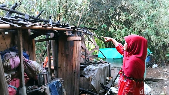 Rumah milik Imas (65) di Kampung Mariuk, Kabupaten Sukabumi, habis terbakar pada Jumat (10/1/2025) malam.