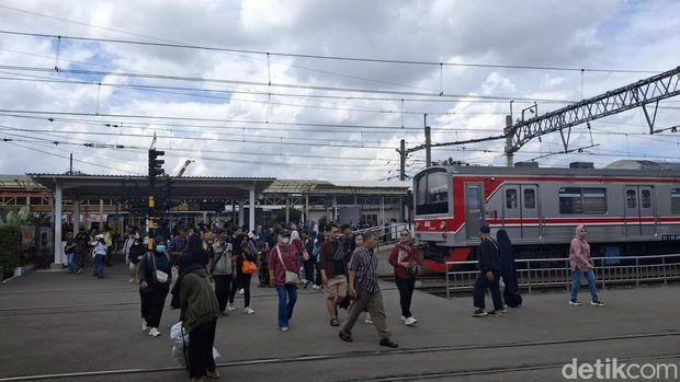 Sebagian peron di Stasiun Bogor tidak ditutup kanopi. Penumpang KRL mengeluhkan kerap kehujanan dan kepanasan jika hendak atau turun dari kereta. (Taufiq S/detikcom)