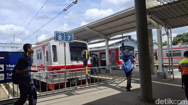 Sebagian peron di Stasiun Bogor tidak ditutup kanopi. Penumpang KRL mengeluhkan kerap kehujanan dan kepanasan jika hendak atau turun dari kereta. (Taufiq S/detikcom)