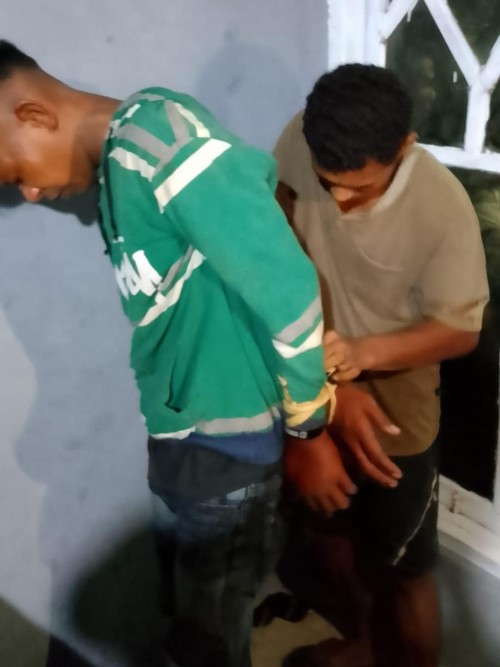 Seorang pria bernama Ande Takmanu saat diamankan warga di Desa Oebola Dalam, Kecamatan Fatuleu, Kabupaten Kupang, NTT, karena mencuri HP. (Istimewa)