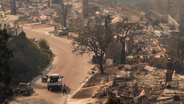 Sisa-sisa rumah yang terbakar akibat Kebakaran Palisades di kawasan Pacific Palisades di Los Angeles, California, AS, 10 Januari 2025. (REUTERS/David Ryder)