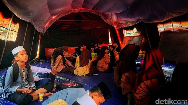 Siswa Madrasah Tsanawiyah (MTs) Miftahul Barokah Sukabumi belajar di tenda.