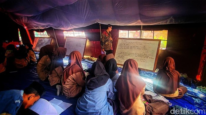 Siswa Madrasah Tsanawiyah (MTs) Miftahul Barokah Sukabumi belajar di tenda.