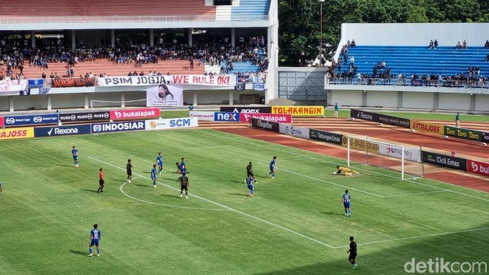 Suasana pertandingan PSIM Jogja melawan Persiku Kudus di Stadion Mandala Krida, Kota Jogja, Sabtu (11/1/2025).