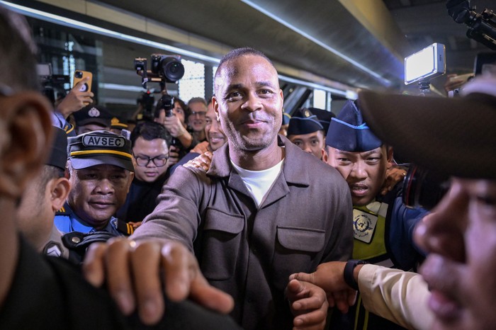 Pelatih Timnas Indonesia Patrick Kluivert (tengah) berjalan keluar setibanya di Terminal 3 Bandara Internasional Soekarno Hatta, Tangerang, Banten, Sabtu (11/1/2025). Patrick Kluivert resmi dikontrak selama dua tahun disertai opsi perpanjangan untuk menangani Timnas Indonesia menggantikan Shin Tae-yong usai diberhentikan oleh PSSI. ANTARA FOTO/Fauzan/YU
