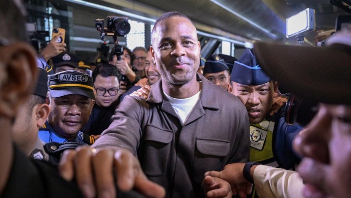 Pelatih Timnas Indonesia Patrick Kluivert (tengah) berjalan keluar setibanya di Terminal 3 Bandara Internasional Soekarno Hatta, Tangerang, Banten, Sabtu (11/1/2025). Patrick Kluivert resmi dikontrak selama dua tahun disertai opsi perpanjangan untuk menangani Timnas Indonesia menggantikan Shin Tae-yong usai diberhentikan oleh PSSI. ANTARA FOTO/Fauzan/YU