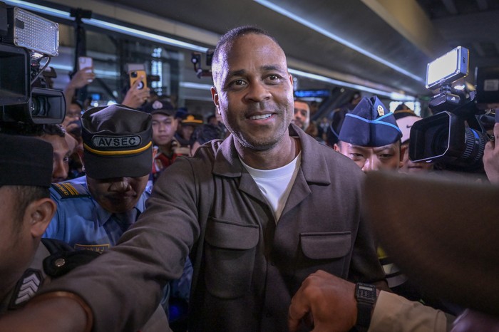 Pelatih Timnas Indonesia Patrick Kluivert (tengah) berjalan keluar setibanya di Terminal 3 Bandara Internasional Soekarno Hatta, Tangerang, Banten, Sabtu (11/1/2025). Patrick Kluivert resmi dikontrak selama dua tahun disertai opsi perpanjangan untuk menangani Timnas Indonesia menggantikan Shin Tae-yong usai diberhentikan oleh PSSI. ANTARA FOTO/Fauzan/YU