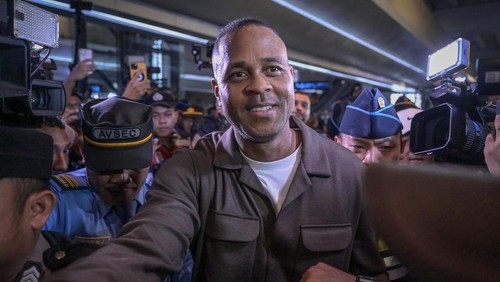 Pelatih Timnas Indonesia Patrick Kluivert (tengah) berjalan keluar setibanya di Terminal 3 Bandara Internasional Soekarno Hatta, Tangerang, Banten, Sabtu (11/1/2025). Patrick Kluivert resmi dikontrak selama dua tahun disertai opsi perpanjangan untuk menangani Timnas Indonesia menggantikan Shin Tae-yong usai diberhentikan oleh PSSI. ANTARA FOTO/Fauzan/YU