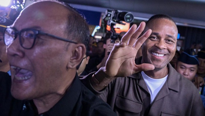 Pelatih Timnas Indonesia Patrick Kluivert (tengah) berjalan keluar setibanya di Terminal 3 Bandara Internasional Soekarno Hatta, Tangerang, Banten, Sabtu (11/1/2025). Patrick Kluivert resmi dikontrak selama dua tahun disertai opsi perpanjangan untuk menangani Timnas Indonesia menggantikan Shin Tae-yong usai diberhentikan oleh PSSI. ANTARA FOTO/Fauzan/YU