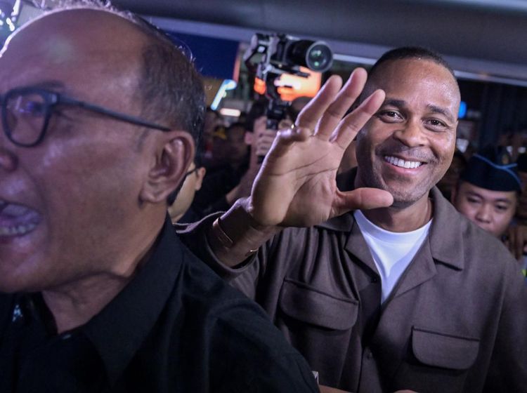 Tebar Senyum, Pelatih Baru Timnas Indonesia Patrick Kluivert Tiba di Jakarta