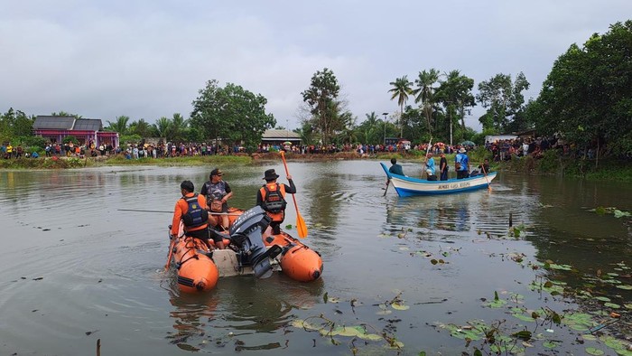 Tim SAR Gabungan dibantu warga mencari korban yang hilang diterkam buaya.