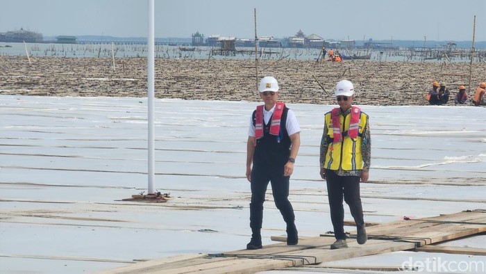 Menteri Koordinator Bidang Infrastruktur dan Pembangunan Kewilayahan RI Agus Harimurti Yudhoyono (AHY) meninjau pembangunan tol Semarang-Demak, Sabtu (11/1/2025).