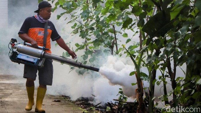 Warga Ponorogo melakukan fogging untuk mencegah penyakit DBD