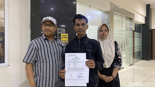 Warga Semarang melaporkan kasus tewasnya Darso usai dijemput sejumlah polisi Jogja. Laporan dibuat di Polda Jateng, Jumat (10/1/2025).