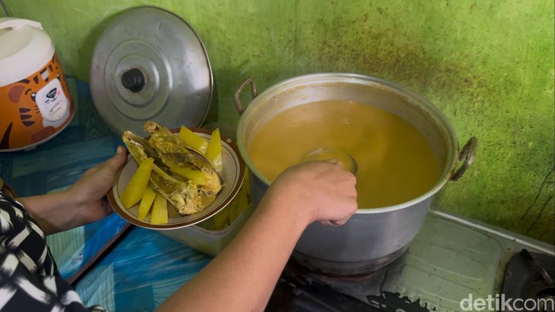 Warung kelo mrico, masakan olahan ikan laut yang kaya bumbu rempah khas Rembang. Foto diambil Sabtu (11/1/2025).