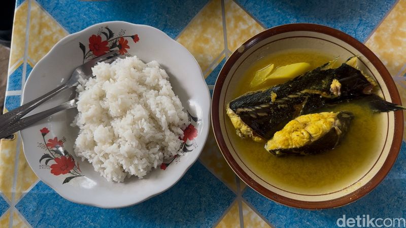 Warung kelo mrico, masakan olahan ikan laut yang kaya bumbu rempah khas Rembang. Foto diambil Sabtu (11/1/2025).