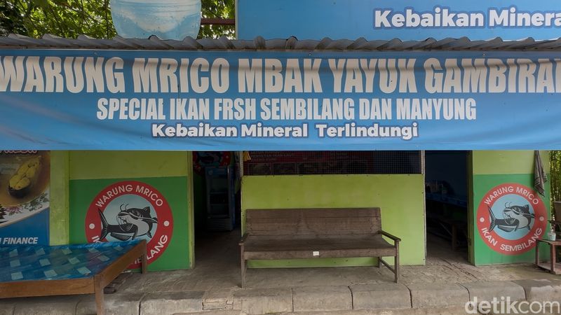 Warung kelo mrico, masakan olahan ikan laut yang kaya bumbu rempah khas Rembang. Foto diambil Sabtu (11/1/2025).