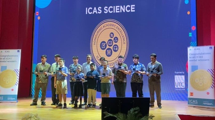 Sebanyak 80 siswa-siswi terbaik dari jenjang pendidikan SD hingga SMA meraih medali emas atas skor tertinggi dalam International Competitions and Assessments for Schools (ICAS) di Perpustakaan Nasional Republik Indonesia, Jakarta, Sabtu (11/12/2024).