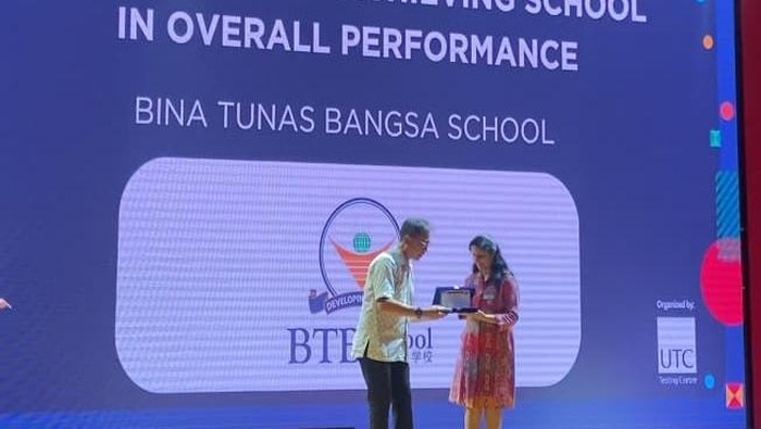 Sebanyak 80 siswa-siswi terbaik dari jenjang pendidikan SD hingga SMA meraih medali emas atas skor tertinggi dalam International Competitions and Assessments for Schools (ICAS) di Perpustakaan Nasional Republik Indonesia, Jakarta, Sabtu (11/12/2024).