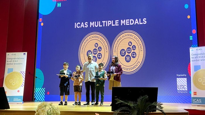 80 Siswa Terbaik Indonesia Dianugerahi Medali Emas ICAS 2024 Sebanyak 80 siswa-siswi terbaik dari jenjang pendidikan SD hingga SMA meraih medali emas atas skor tertinggi dalam International Competitions and Assessments for Schools (ICAS) di Perpustakaan Nasional Republik Indonesia, Jakarta, Sabtu (11/12/2024).