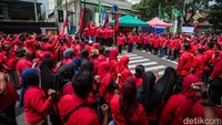 Kegiatan itu dibuka dengan menyanyikan lagu Indonesia Raya dan Mars PDIP.
