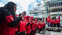 Aksi itu dilakukan sebagai simbol perlawanan terhadap pihak-pihak yang dianggap mengancam stabilitas partai. 