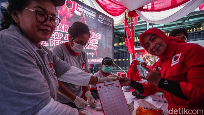 Aksi Kader PDIP Peringati HUT dan Dukung Hasto dengan Cap Darah Para kader dan simpatisan Dewan Pimpinan Cabang (DPC) PDI Perjuangan (PDIP) menggelar aksi cap jempol berdarah di samping Kantor Dewan Pimpinan Pusat (DPP) PDIP, Jakarta, Minggu (12/1/2025).
