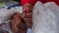 Kegiatan itu dilakukan pukul 11.30 WIB, ratusan kader datang menggunakan atribut khas PDIP berwarna merah.