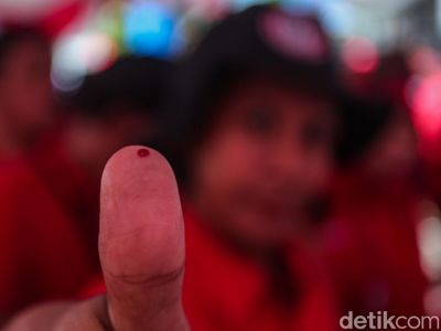 Aksi Kader PDIP Peringati HUT dan Dukung Hasto dengan Cap Darah