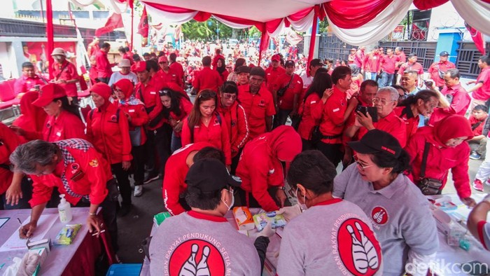 Aksi Kader PDIP Peringati HUT dan Dukung Hasto dengan Cap Darah Para kader dan simpatisan Dewan Pimpinan Cabang (DPC) PDI Perjuangan (PDIP) menggelar aksi cap jempol berdarah di samping Kantor Dewan Pimpinan Pusat (DPP) PDIP, Jakarta, Minggu (12/1/2025).