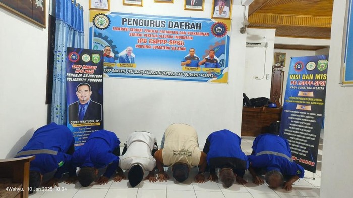 Aksi sujud syukur para pekerja atau buruh di Palembang atas ditetapkannya Kadisnakertrans sebagai tersangka oleh Kejari Palembang.