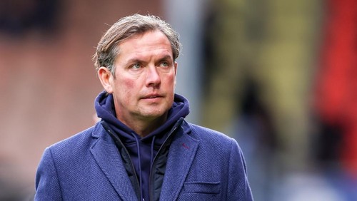 VOLENDAM, NETHERLANDS - JANUARY 14: Head Coach Alex Pastoor of Almere City FC looks on during the Dutch Eredivisie match between FC Volendam and Almere City FC at Kras Stadion on January 14, 2024 in Volendam, Netherlands. (Photo by Pieter van der Woude/BSR Agency/Getty Images)