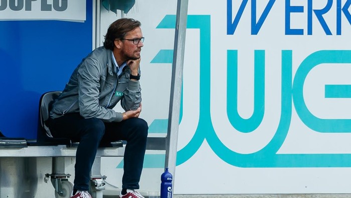 ALTACH, AUSTRIA - JUNE 20: (BILD ZEITUNG OUT) head coach Alex Pastoor of SC Rheindorf Altach looks on during the tipico Bundesliga match between Cashpoint SCR Altach and FC Flyeralarm Admira at Cashpoint Arena on June 20, 2020 in Altach, Austria. (Photo by Roland Krivec/DeFodi Images via Getty Images)