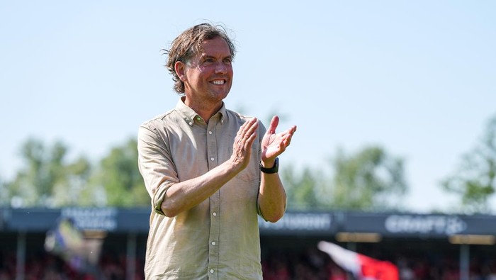 ALMERE - Almere City FC coach Alex Pastoor says goodbye to the fans during the Dutch Eredivisie match between Almere City FC and NEC Nijmegen at the Almere City FC Stadium on May 19, 2024 in Almere, Netherlands. ANP TOBIAS KLEUVER (Photo by ANP via Getty Images)