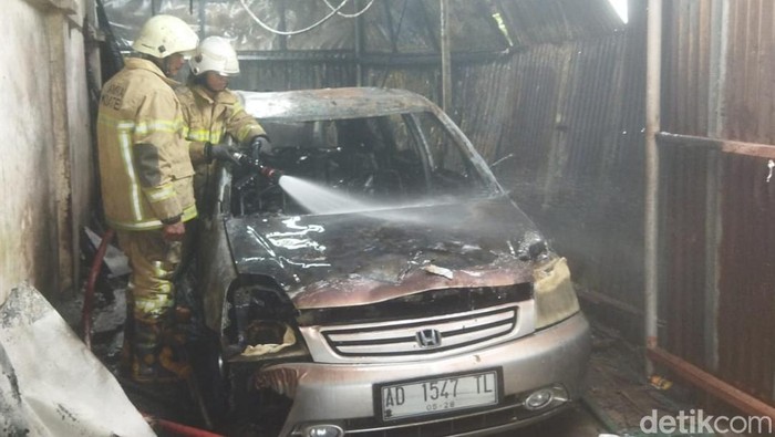 Anggota Pemadam Kebakaran menangani mobil Stream yang terbakar di Kliwonan, Kecamatan Klaten Tengah, Minggu (12/1/2025).