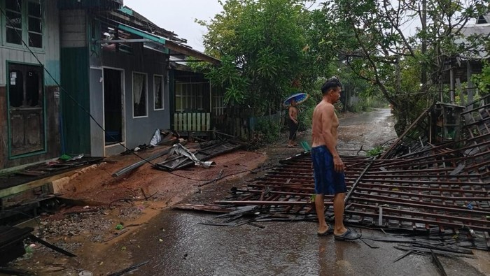 Atap rumah warga roboh akibat angin kencang yang melanda Kabupaten Banjar.