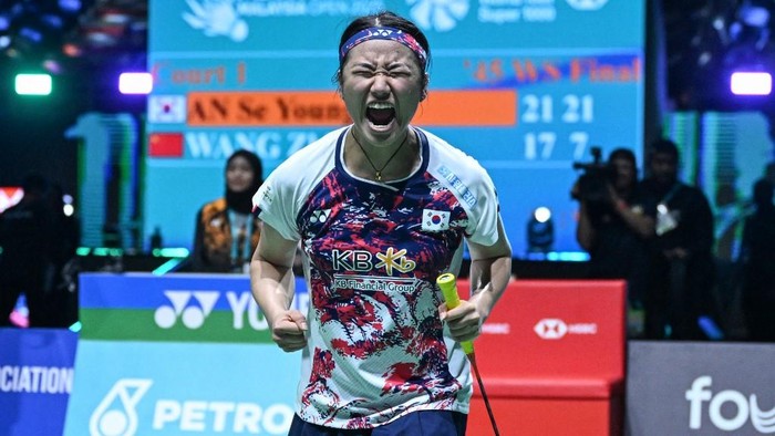South Koreas An Se-young celebrates after winning the womens singles final match against Chinas Wang Zhiyi at the Malaysia Open badminton tournament in Kuala Lumpur on January 12, 2025. (Photo by Mohd RASFAN / AFP)